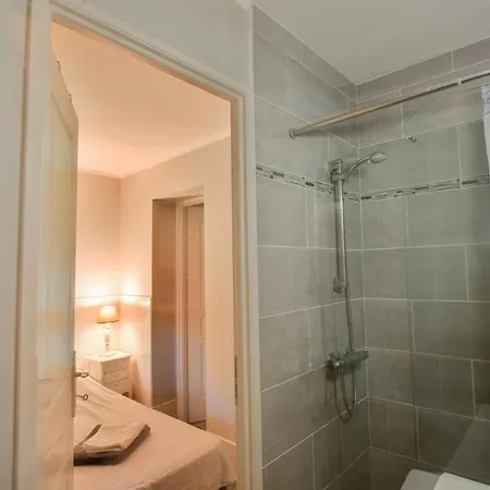 Semesterbostad Lili *