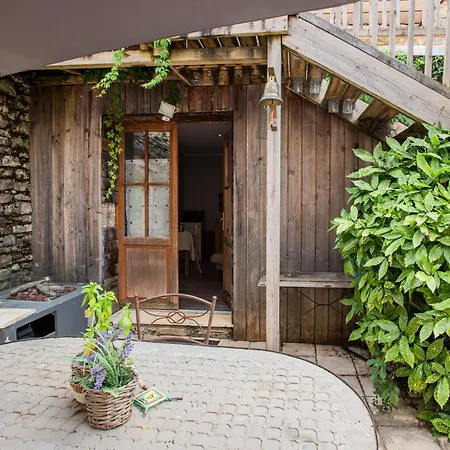 Semesterbostad Lili *